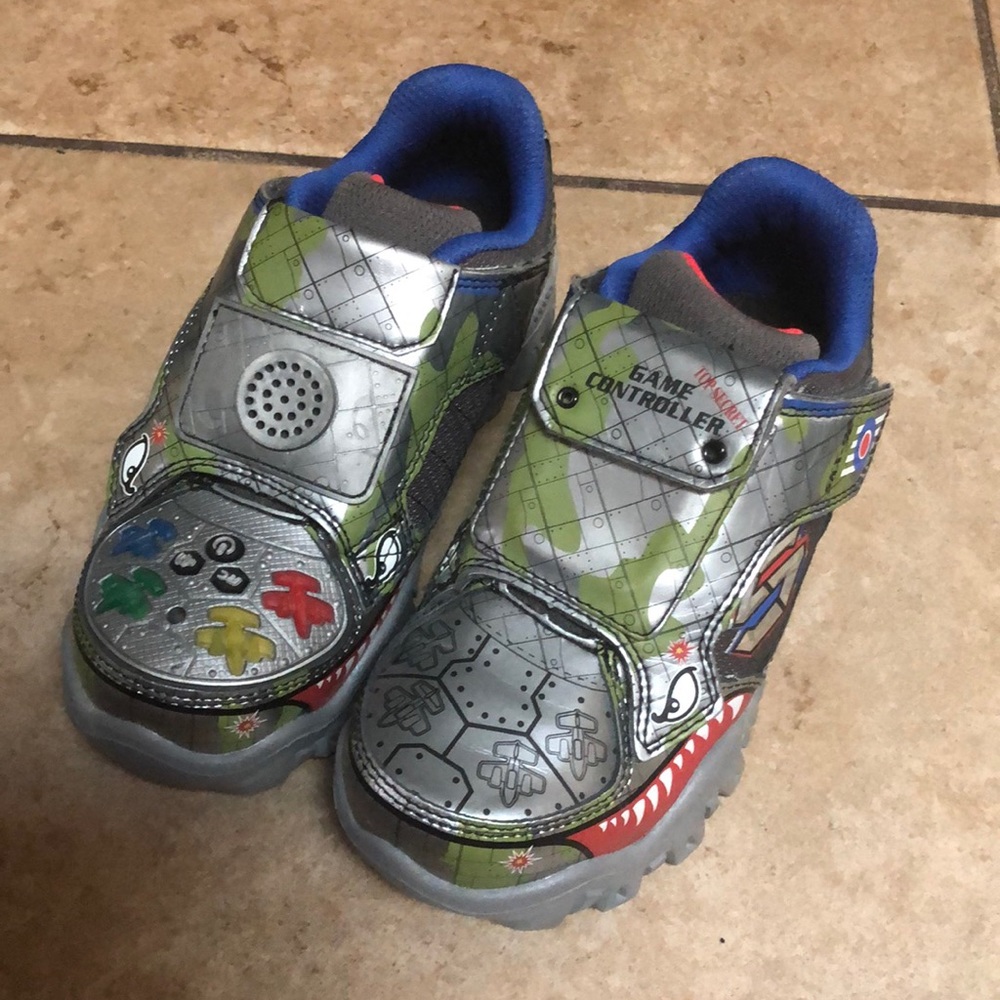 New Skechers interactive sneaker. Size 12.